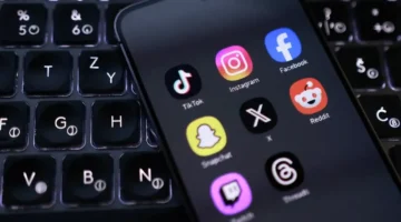 ظاهرة متصاعدة.. شباب يتخلصون من هواتفهم الذكية مقابل أجهزة بسيطة لاستعادة التركيز